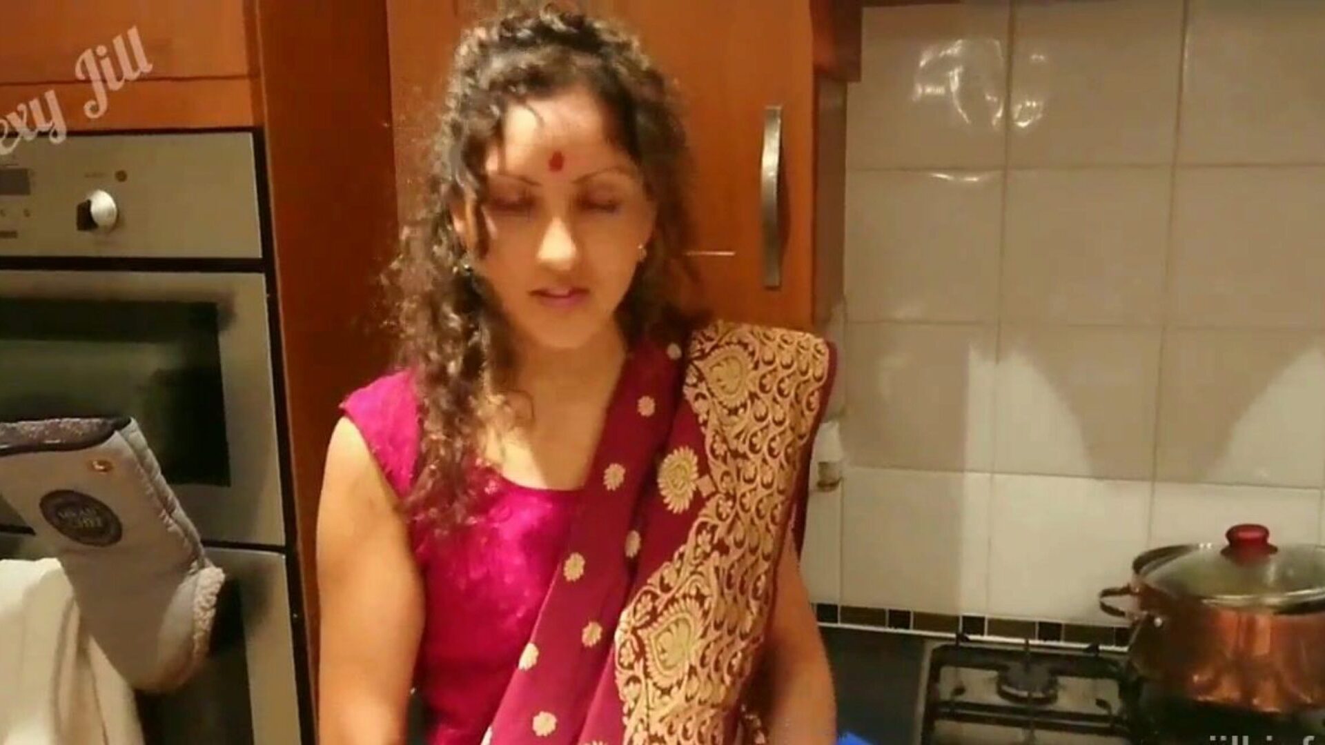 india cuñada engaña al marido con hermano familia orgía sandalia kamasutra desi chudai pov indio